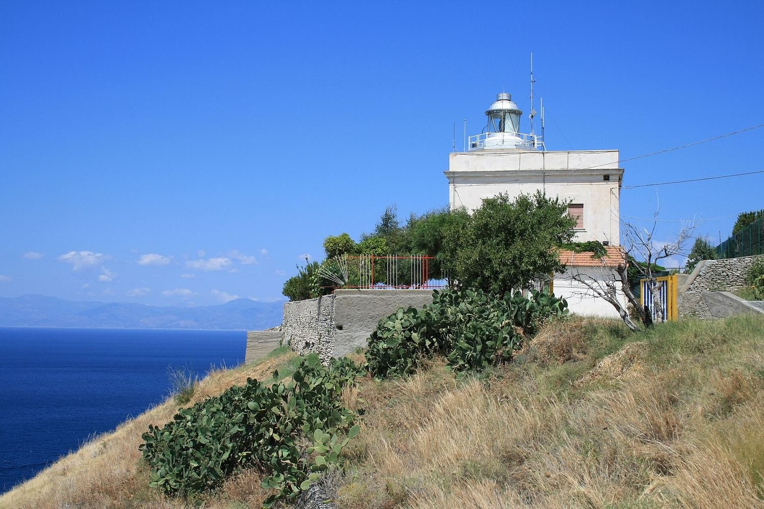 Il faro di Capo d'Armi sulla scogliera a picco sul mare