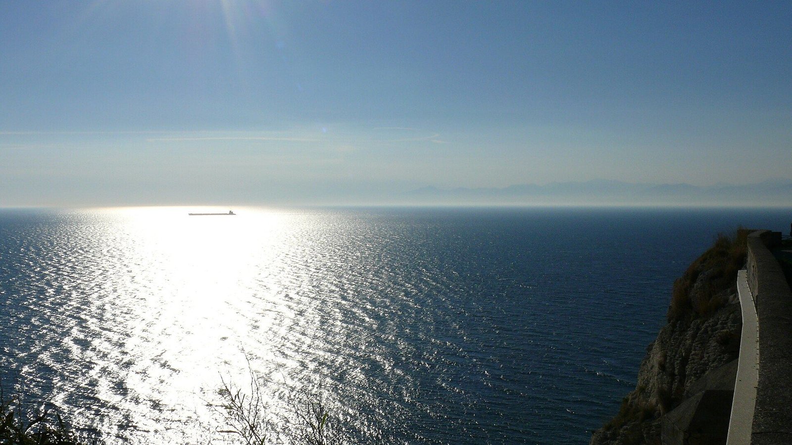 Il mare al largo con la scia di luce del sole